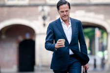 Bocsánatot kért a holland miniszterelnök a korlátozások túl korai feloldásáért