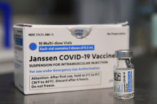 Új figyelmeztetést kaphat a Johnson & Johnson vakcinája, ritka esetben ideggyulladás kialakulásához vezethet