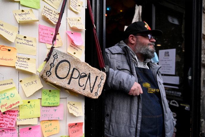 A tavasszal újranyíló Szimpla Kert bejárata. Fotó: AFP/Europress
