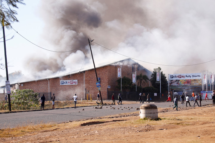 Lángokban álló szupermarket Pietermaritzburg városban 2021. július 12-én – Fotó: REUTERS/Rogan Ward