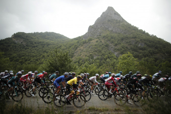 A 16. szakaszon is a Pireneusok között tekert a Tour de France mezőnyeFotó: Benoit Tessier/Reuters