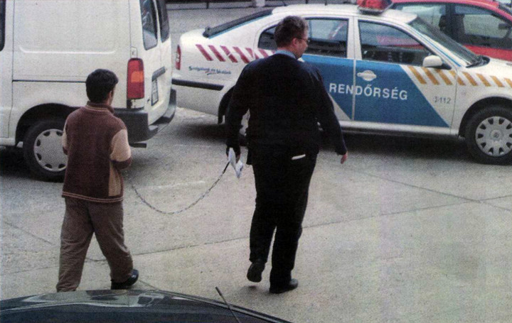 K. Andrást a kihallgatás után rendőrautóval szállítják vissza a börtönbe 2006 novemberében – Forrás: Csongrád Megyei Hirlap Délvilág, 2006. november 18. (62. évfolyam, 270. szám) / Arcanum Digitális Tudománytár