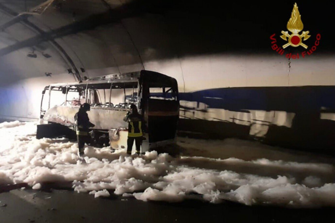 Kigyulladt egy 25 gyereket szállító busz Olaszországban, a sofőr mindenkit kimentett