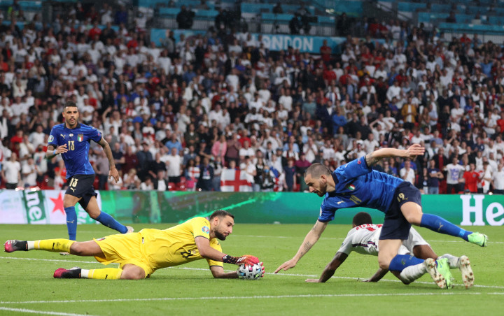 Gianluigi Donnarumma véd az angol Raheem Sterling az Eb záró meccsén a Wembley Stadionban 2021. július 11-én – Fotó: Carl Recine / POOL / AFP