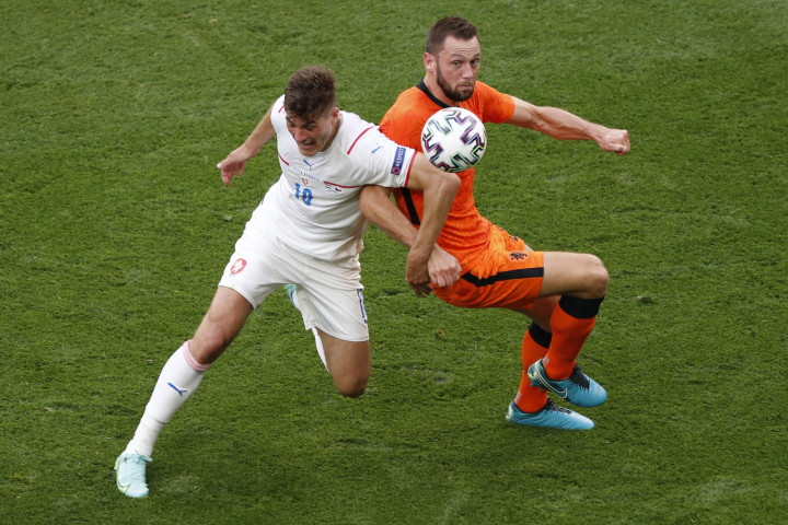 Patrik Schick és a holland Stefan de Vrij párharca a Puskás Arénában 2021. június 27-én – Fotó: László Balogh / POOL / AFP