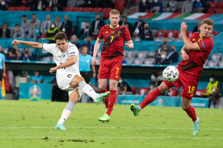 Federico Chiesa lő a belgák elleni mérkőzésen 2021. július 2-án – Fotó: FEDERICO GAMBARINI / DPA / AFP