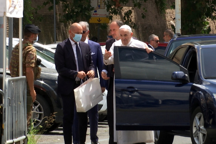 Ferenc pápa elhagyhatta a kórházat a vastagbélműtétje után