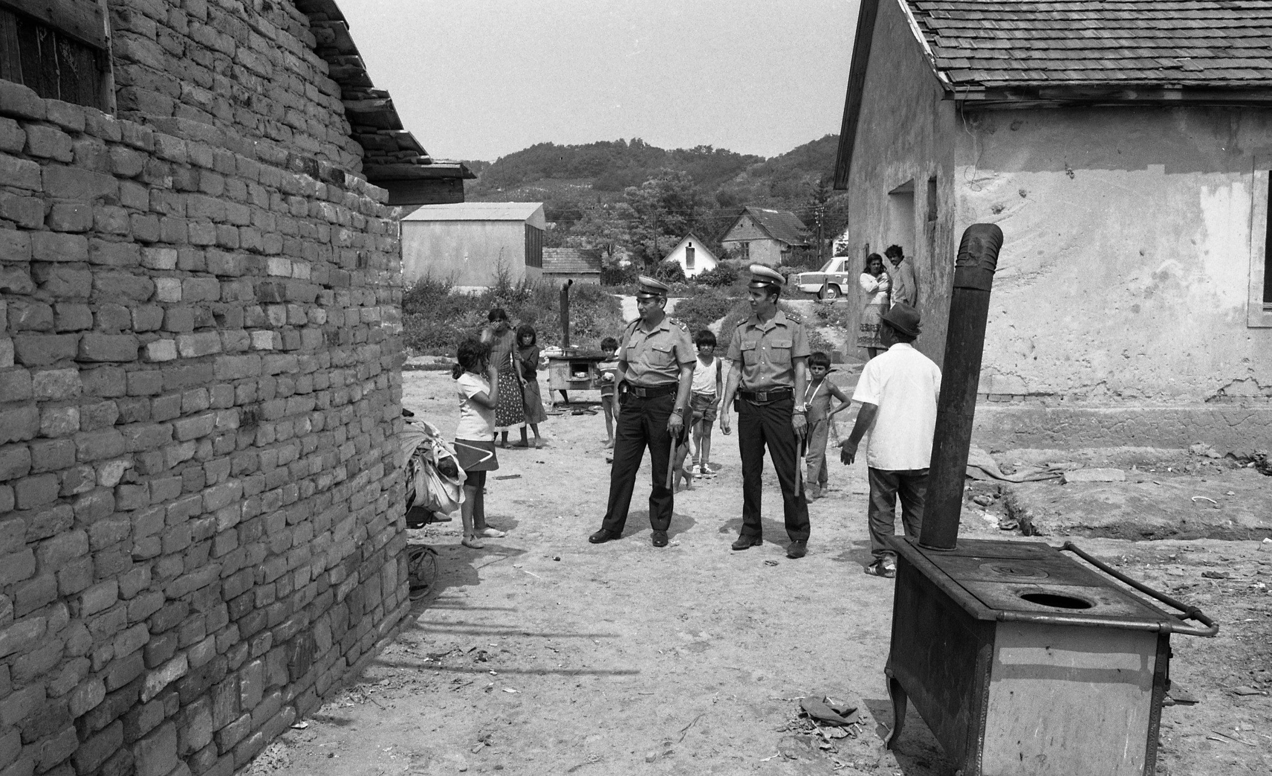 Rendőrök egy magyarországi romatelepen 1981-ben – Fotó: Fortepan / Magyar Rendőr