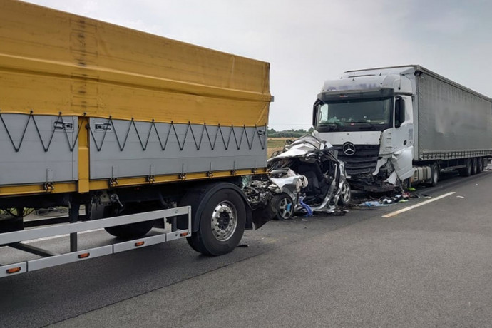 Kamion hajtott bele a baleset miatt veszteglő kocsisorba az M5-ösön, egy ember meghalt