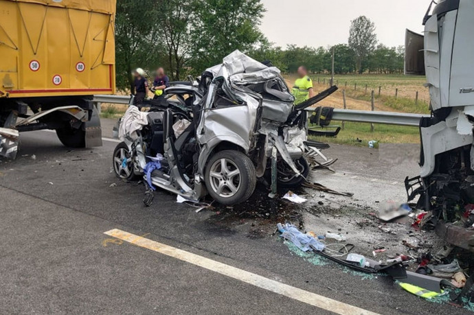 Kamion hajtott bele a baleset miatt veszteglő kocsisorba az M5-ösön, egy ember meghalt