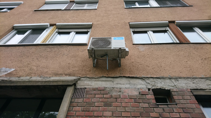 Egy régi klíma egy budapesti társasház homlokzatán. Fotó: G7