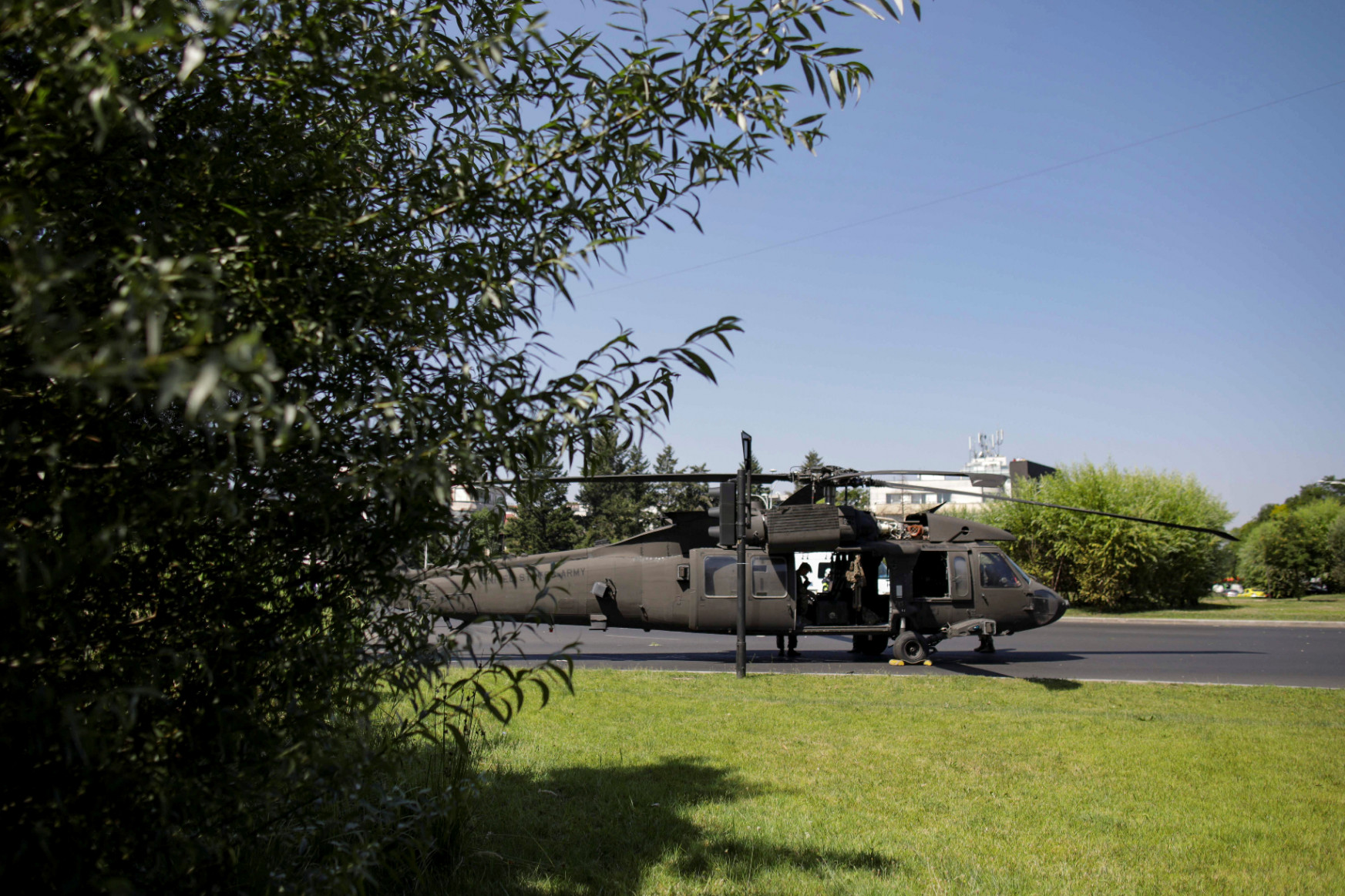 Bukarest belvárosában hajtott végre kényszerleszállást egy Black Hawk típusú amerikai katonai helikopter