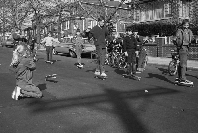 Gyerekek kezdetleges gördeszkákkal New York külvárosában 1965-ben – Fotó: Bettmann Archive / Getty Images