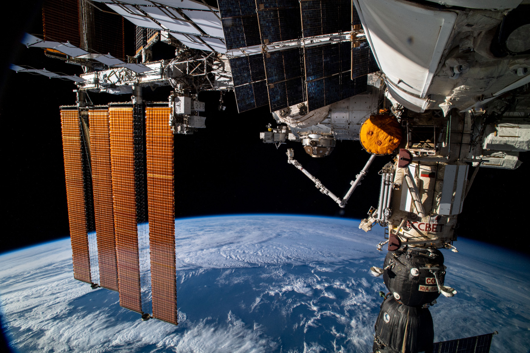 Miért gyűjtik be az ISS-en az amerikai űrhajósok az orosz kollégáik vizeletét?