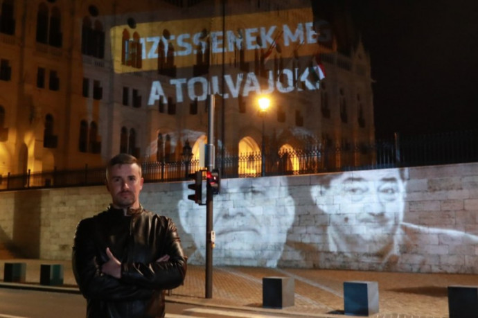 Jakab Pétert a kijárási korlátozás megszegése miatt hallgatták ki, de egy politikus éjszaka is politizálhat