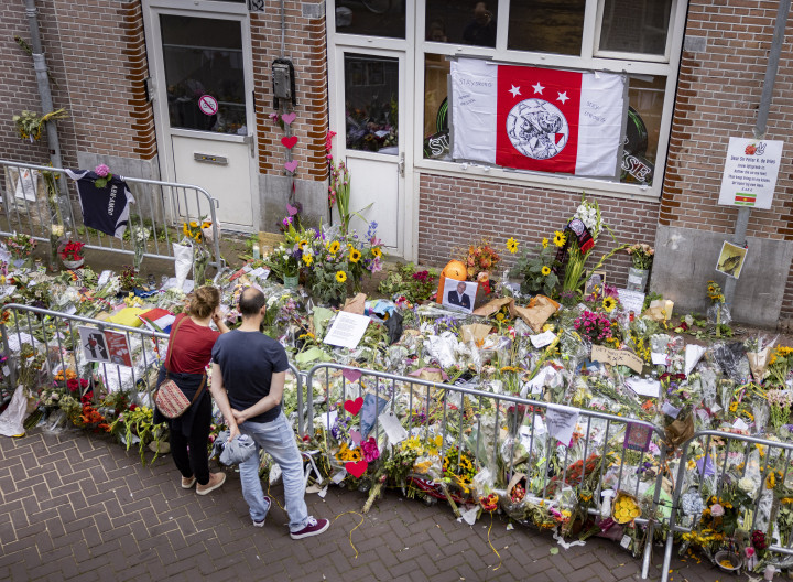 Virágokat vittek a De Vries elleni merénylet helyszínére – Fotó: Ramon van Flymen / ANP / AFP