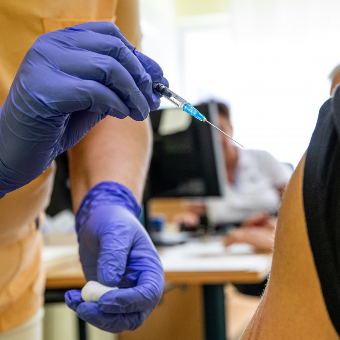 Nem a halálozások számától, hanem az iskolázottságtól függ, hogy hányan oltatják be magukat