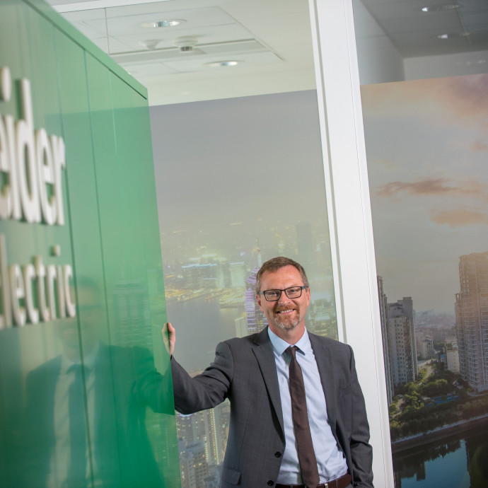 A multicég, amely mindenhol ott van, de sehol sincs szem előtt