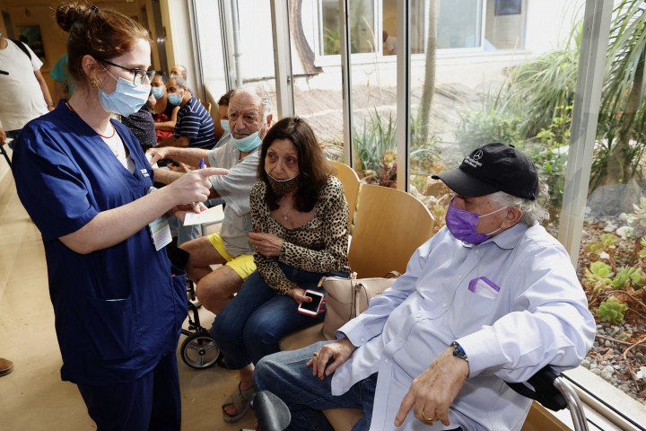 A koronavírus oltás harmadik dózisára várnak az izraeli Tel Avivban 2021. július 12-én – Fotó: JACK GUEZ / AFP