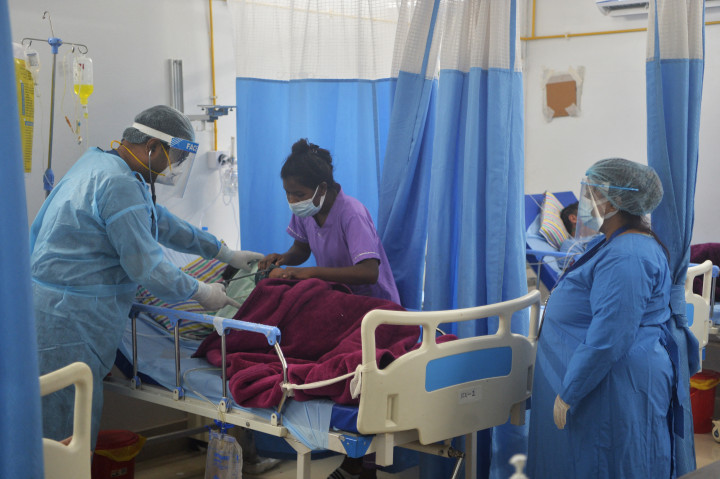 Az intenzíven ápolna egy koronavírus fertőzöttet az indiai Silinguriban 2021. július 1-jén – Fotó: Diptendu DUTTA / AFP