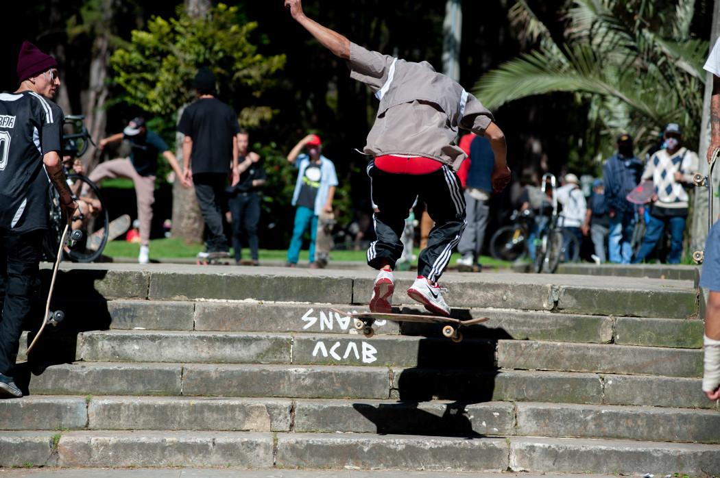 Deszkások Bogota utcáin 2020 júniusában – Fotó: Sebastian Barros / NurPhoto / Getty Images