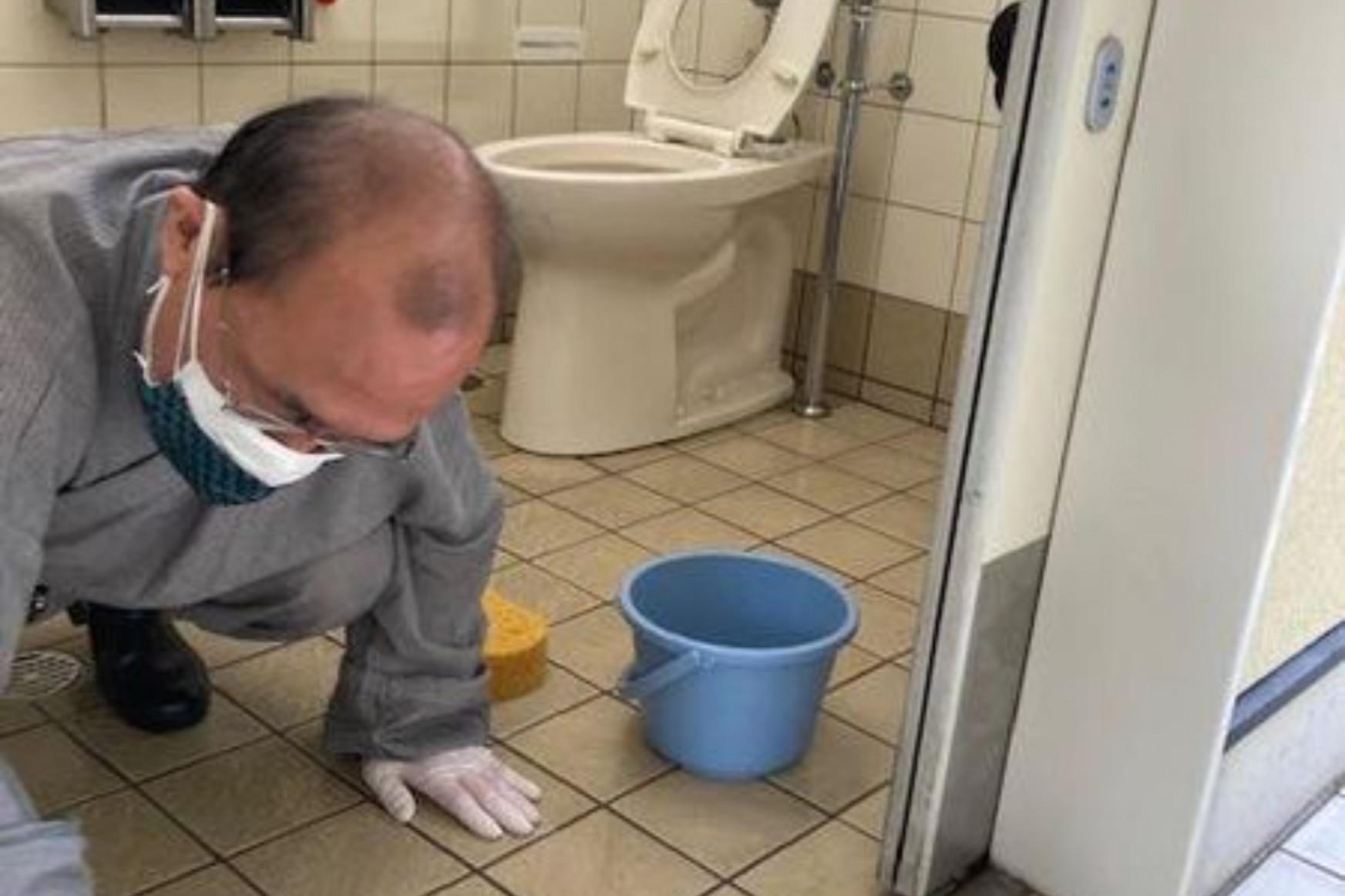 Kiotó polgármestere minden évben társadalmi munkában nyilvános wc-t takarít