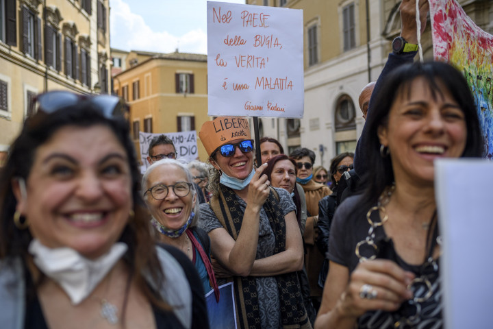 Az egészségügyi dolgozók kötelező oltása ellen tüntetők Rómában 2021 áprilisában – Fotó: Antonio Masiello / Getty Images