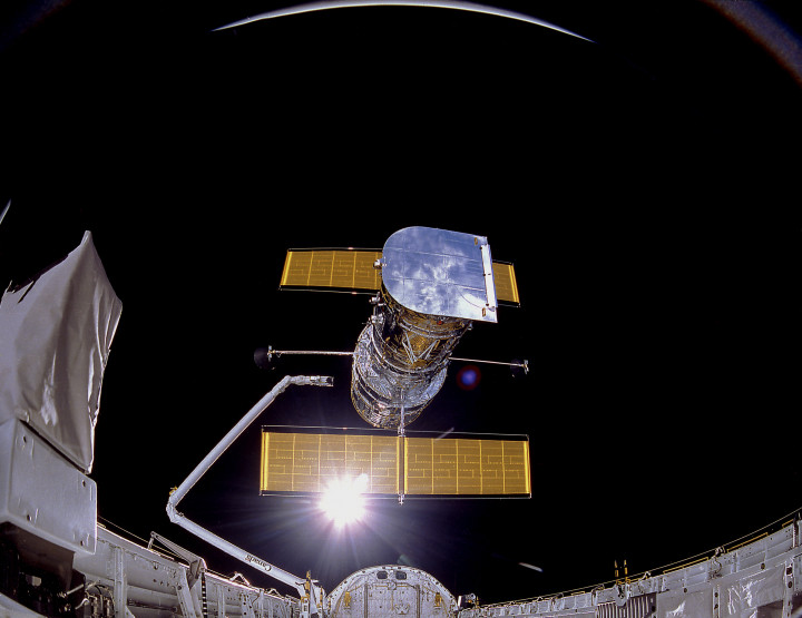 A Hubble pályára állításának pillanata, közvetlenül azután, hogy a Discovery űrsikló robotkarja elengedi 1990. április 25-én – Fotó: NASA