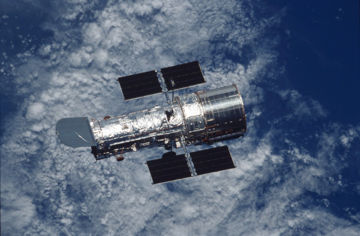 A Hubble a Columbia űrsiklóról készített képen 2002-ben, a negyedik karbantartási küldetés után – Fotó: NASA