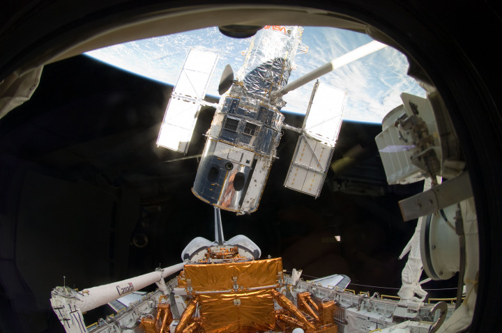 Az Atlantis űrsikló útjára engedi a Hubble-t 2009-ben, az ötödik, egyben utolsó szervizküldetés végén – Fotó: NASA