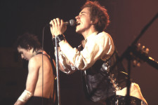 A Sex Pistols két tagja beperelte az egykori frontember Johnny Rottent, aki nem engedi, hogy felhasználják zenéjüket egy róluk szóló sorozatban