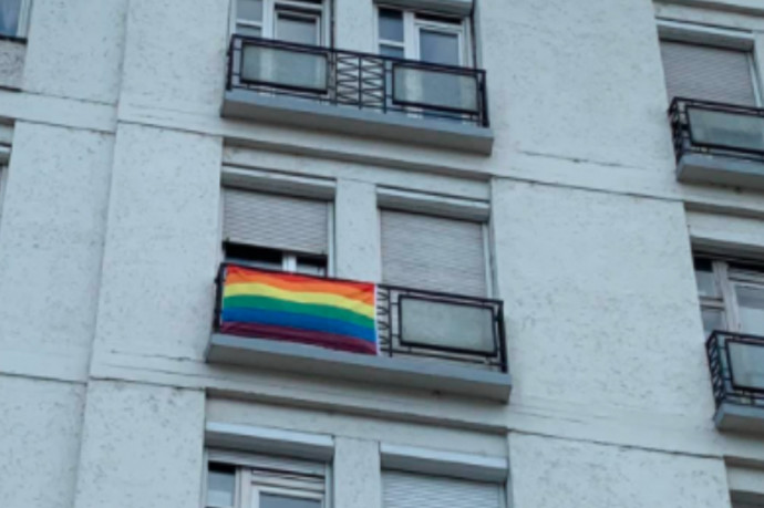 Hárman akarták betörni az ajtót, mert szivárványos zászlót tett ki a lakó az erkélyre