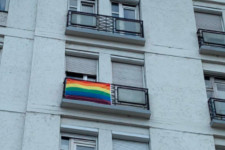 Hárman akarták betörni az ajtót, mert szivárványos zászlót tett ki a lakó az erkélyre