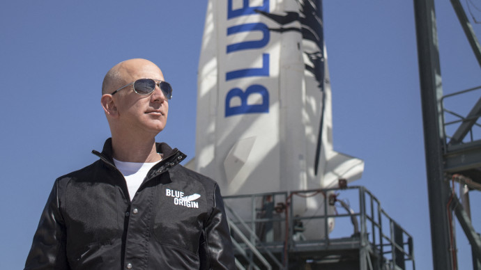 Jeff Bezos a New Shepard rakéta előtt 2015-ben – Fotó: BLUE ORIGIN / AFP