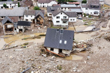 Segélyhívások érkeznek a németországi árvízben összeomlott házak alól