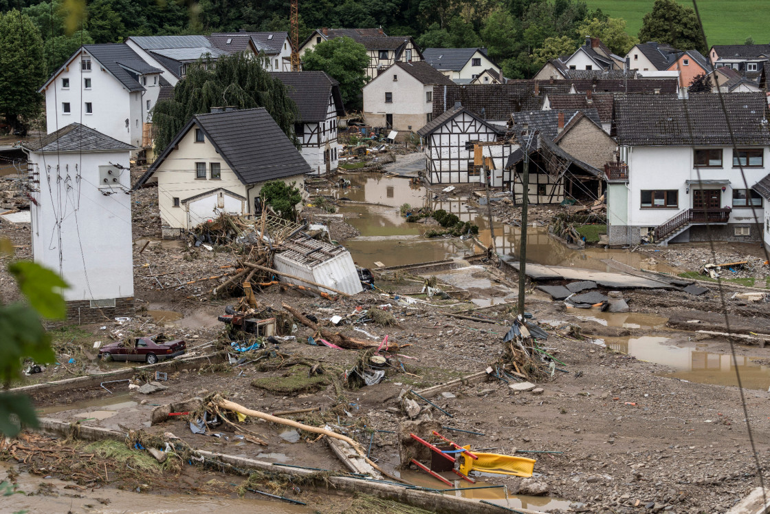 Segélyhívások érkeznek a németországi árvízben összeomlott házak alól