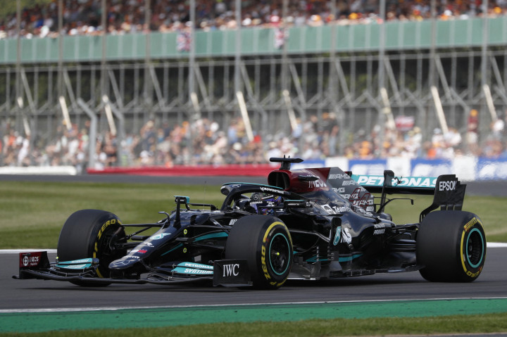 Lewis Hamilton a 2021-es Brit Nagydíj időmérő edzésén – Fotó: Adrian Dennis / AFP