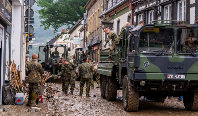 A Bundeswehr katonái takarítják a romokat a nyugat-németországi Altenahrban 2021. július 17-én – Fotó: TORSTEN SILZ / AFP