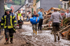 Romokat és sártengert hagytak maguk után a Nyugat-Európát sújtó áradások