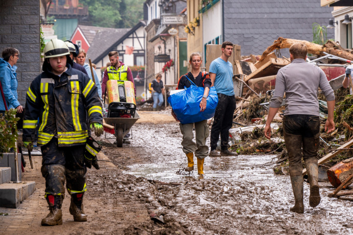 Romokat és sártengert hagytak maguk után a Nyugat-Európát sújtó áradások