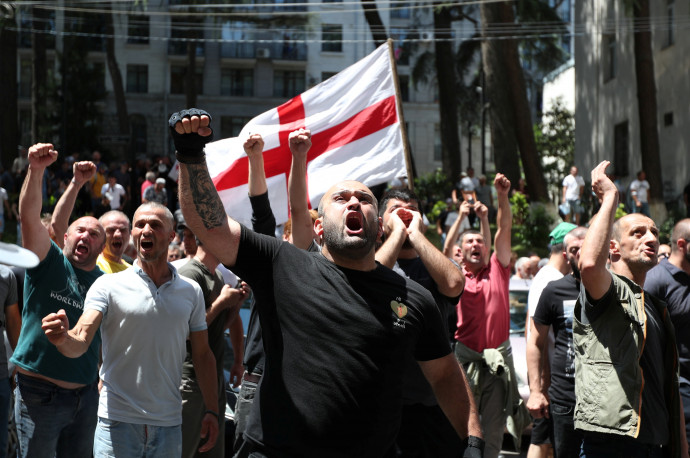 Homofób ellentüntetők Grúzia fővárosában, Tbilisziben 2021. július 5-én – Fotó: Irakli Gedenidze / Reuters