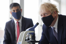 A szabályok ellenére el akarta kerülni Boris Johnson a karantént, de a reakciók láttán gyorsan visszakozott