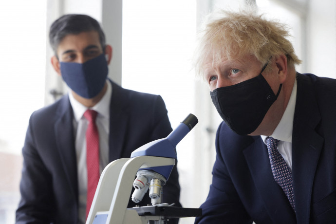 Rishi Sunak pénzügyminiszter és Boris Johnson brit kormányfő a londoni Salamon Király Akadémián 2021 áprilisában – Fotó. Dan Kitwood / POOL / AFP