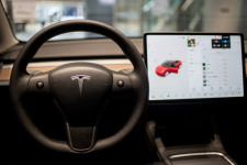 Havi 60 ezer forint lesz az előfizetés a Tesla önvezető módjára