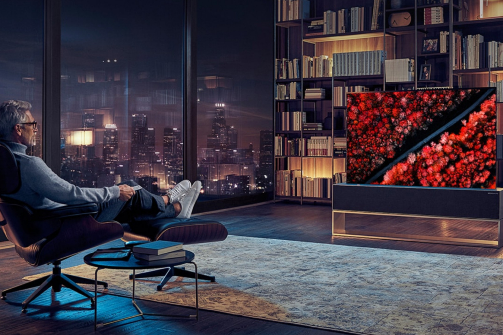 30 millió forintnyi dollárért osztogatja az LG az új tévéjét, amit le lehet tekerni, mint egy ablakot