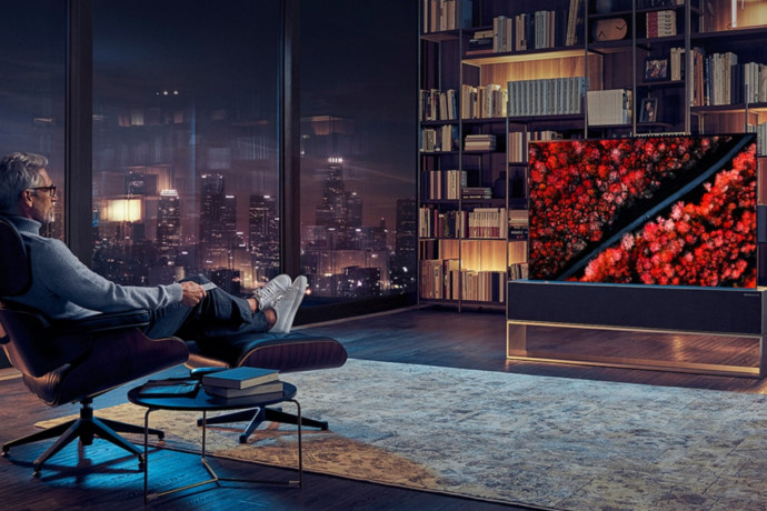 30 millió forintnyi dollárért osztogatja az LG az új tévéjét, amit le lehet tekerni, mint egy ablakot