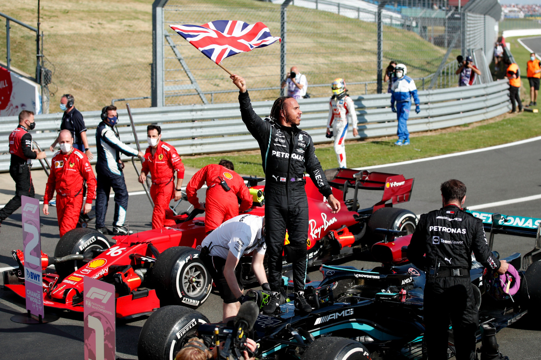 Hamilton az első körben kiütötte Verstappent, de 10 másodperc büntetéssel is megnyerte a Brit Nagydíjat