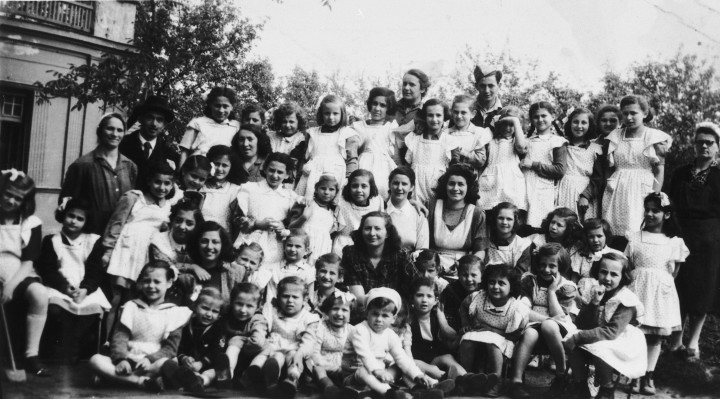 Zsidó gyermekek csoportja a JOINT által fenntartott árvaházban 1947. május 15-én Rákosszentmihályon – Fotó: Paul & Anna Ornstein / United States Holocaust Memorial Museum Photo Archives #48989