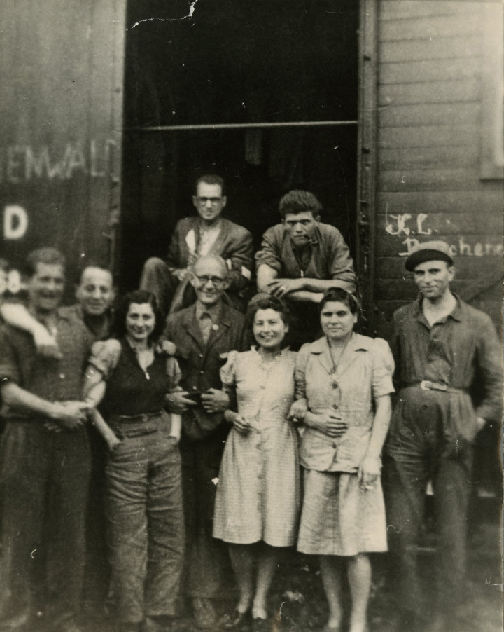A buchenwaldi koncentrációs táborból hazautazók csoportja 1945. június 2-án – Fotó: Holokauszt Emlékközpont (2011.1222.10)