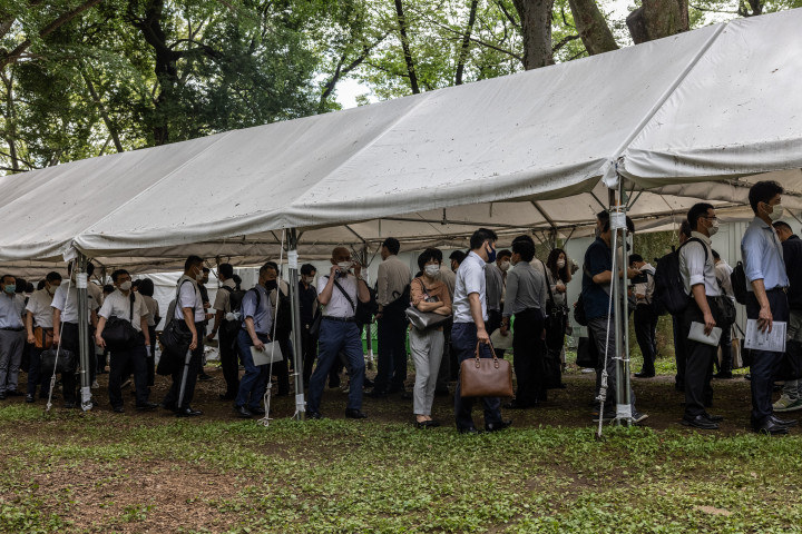 Oltásra várakozók egy korábban szurkolói zónának szánt, később oltóponttá átalakított tokiói parkban 2021. július 15-én – Fotó: Carl Court / Getty Images